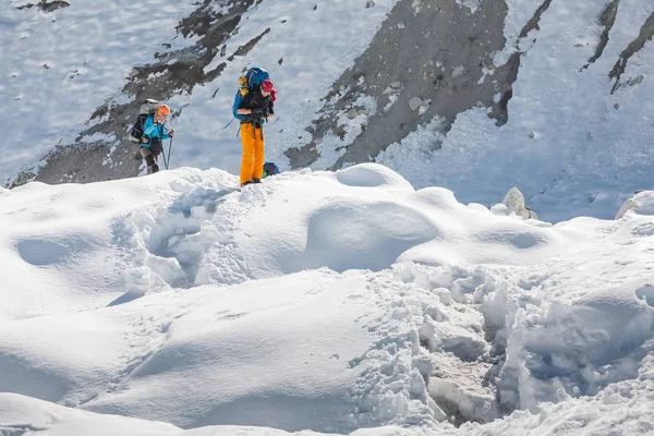 Trekkers che attraversano il ghiacciaio di Gokyo nella valle di Khumbu sulla strada per Eve — Foto Stock