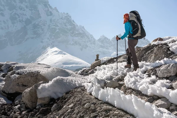 Chodce přes Gokyo ledovci v údolí Khumbu na cestě k Eve — Stock fotografie