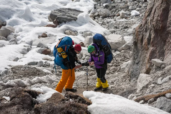 Περιπατητές που διασχίζουν Gokyo παγετώνα Κούμπου κοιλάδα σε έναν τρόπο να Εύα — Φωτογραφία Αρχείου