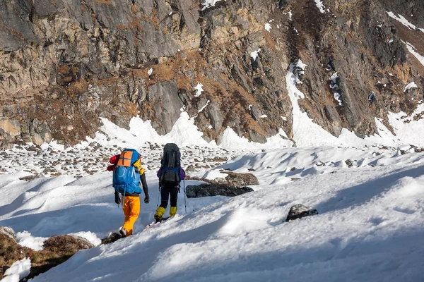 Путешественники, пересекающие ледник Гокио в долине Кхумбу на пути к Еве — стоковое фото