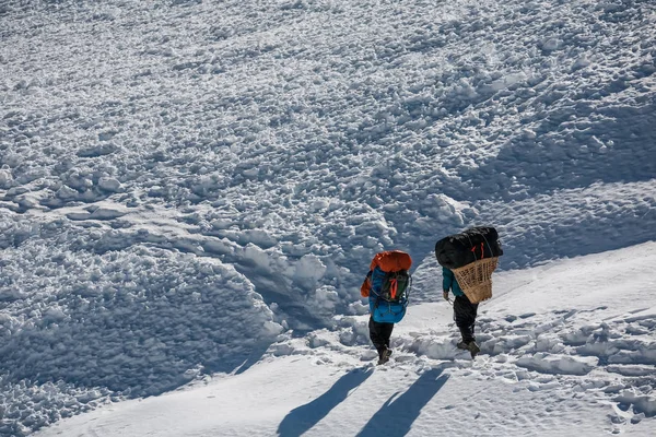 Porters overschrijding van Cho La pas in Everest regio, Nepal — Stockfoto