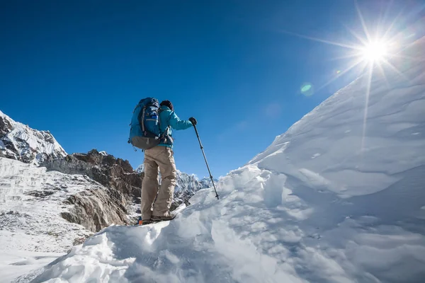 Trekkers traversant le col de Cho La dans la région de l'Everest, Népal — Photo