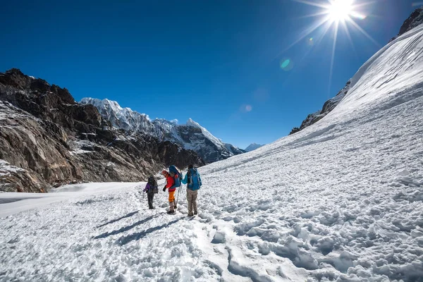 Trekkers che attraversano il passo di Cho La nella regione dell'Everest, Nepal — Foto Stock