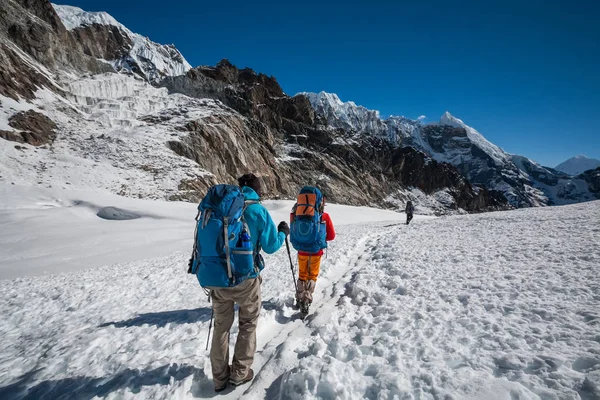 Trekkers cruzando Cho La pass na região do Everest, Nepal — Fotografia de Stock