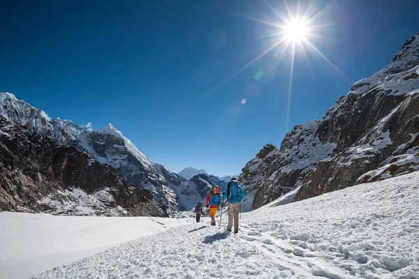 Trekkers przekraczania Cho La przekazać w regionie Everest, Nepal — Zdjęcie stockowe