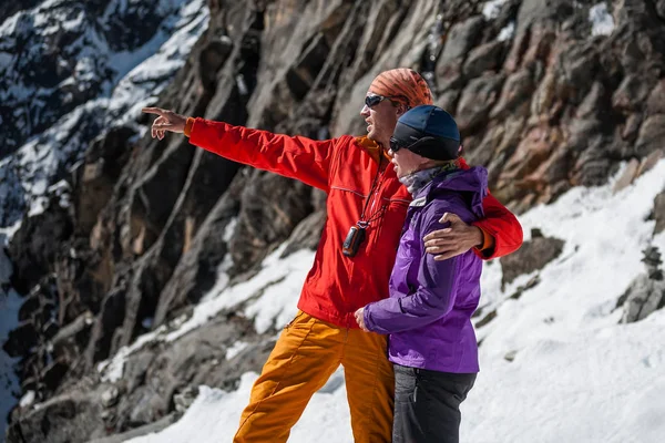 Trekkers estão posando na câmera no vale de Khumbu a caminho de Evere — Fotografia de Stock