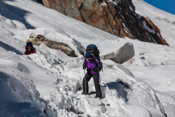 Trekkers che attraversano il passo di Cho La nella regione dell'Everest, Nepal — Foto Stock