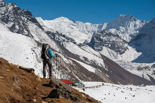 Jaguárů v údolí Khumbu na cestě do Everest Base camp — Stock fotografie