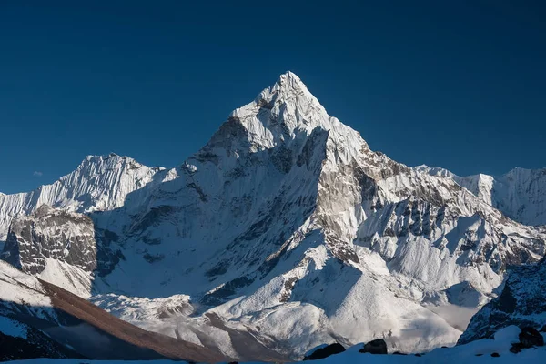Szczyt Amadablam w dolinie Khumbu w Nepal, Himalaje — Zdjęcie stockowe