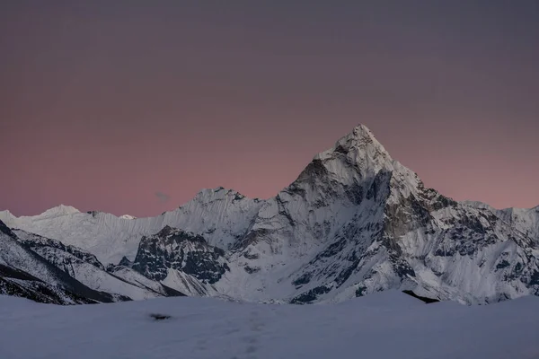 Amadablam 峰值在日落时在昆布谷在尼泊尔，喜马拉雅山 — 图库照片