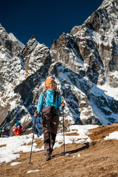 Trekkers estão no vale de Khumbu a caminho do acampamento base do Everest — Fotografia de Stock