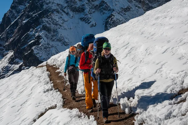 Trekkers estão no vale de Khumbu a caminho do acampamento base do Everest — Fotografia de Stock