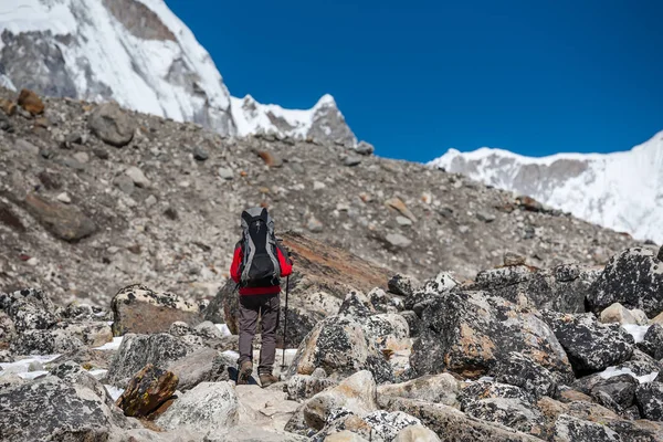 Trekker acercándose a la montaña PumoRi en el valle de Khumbu en un camino a — Foto de Stock