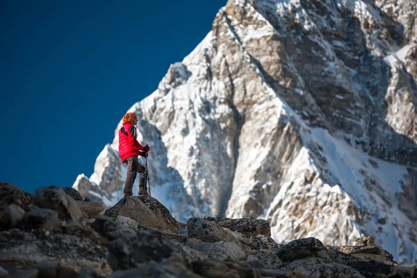 Trekker approchant la montagne PumoRi dans la vallée de Khumbu sur le chemin de — Photo