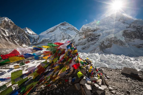 Banderas de oración en el campamento base del Everest — Foto de Stock