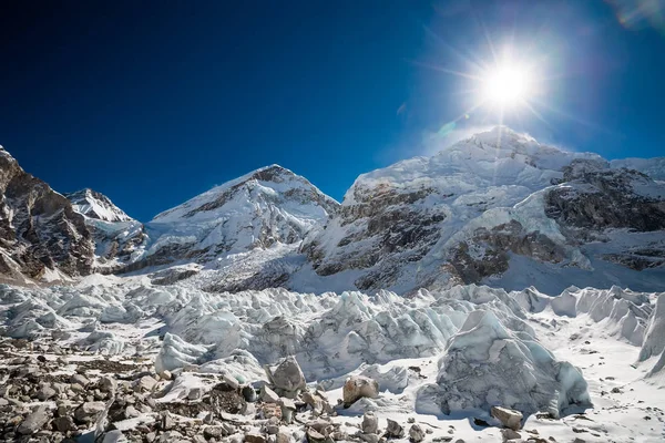 Pohled na ledovec, který padá dolů z Everestu poblíž Everest ba — Stock fotografie