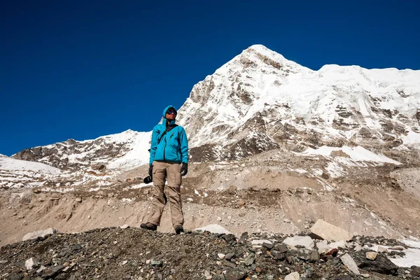 Trekker în valea Khumbu în drum spre tabăra de bază Everest — Fotografie, imagine de stoc