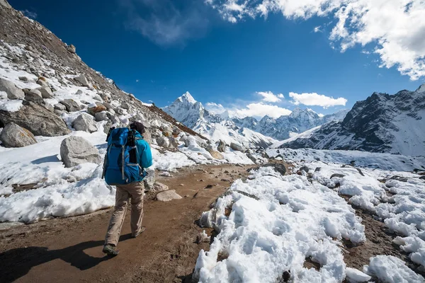 Trekker acercándose al monte Amadablan en el valle de Khumbu en un camino a — Foto de Stock