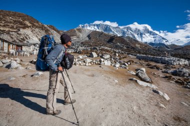 Trekker Everest saha kampı bir yolda Khumbu Vadisi'nde