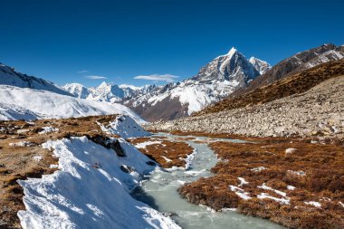 Himalaya dağlarının güzel manzarası 