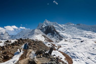 Trekker Everest saha kampı bir yolda Khumbu Vadisi'nde