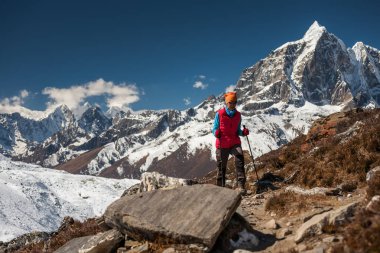 Trekker Everest saha kampı bir yolda Khumbu Vadisi'nde