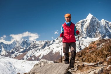 Trekker Everest saha kampı bir yolda Khumbu Vadisi'nde