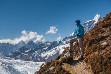Trekker Everest saha kampı bir yolda Khumbu Vadisi'nde