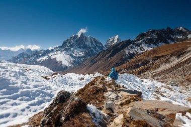 Trekker Everest saha kampı bir yolda Khumbu Vadisi'nde