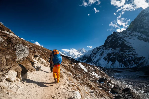 Trekker en el valle de Khumbu de camino al campamento base del Everest — Foto de Stock