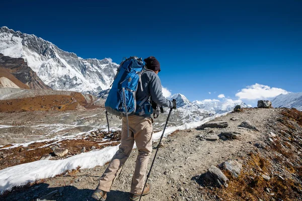 Trekker no vale de Khumbu a caminho do acampamento base do Everest — Fotografia de Stock