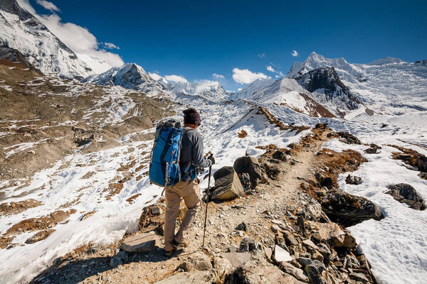 Треккер в Хумбу на пути в лагерь Everest Base
