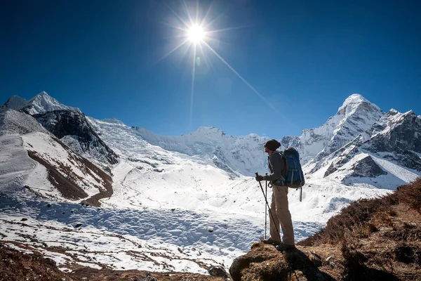 Trekker Khumbun laaksossa matkalla Everestin tukikohtaan — kuvapankkivalokuva