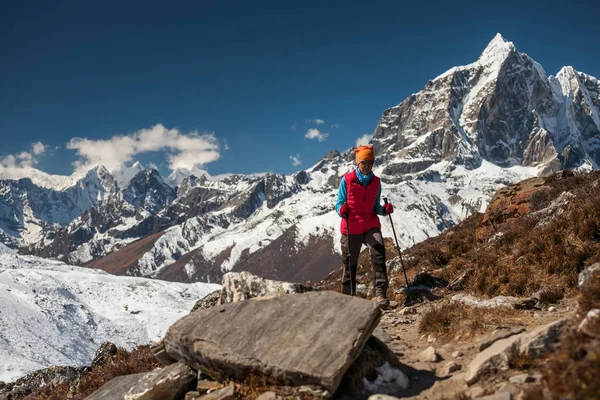 Trekker en el valle de Khumbu de camino al campamento base del Everest — Foto de Stock