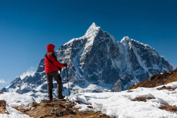 Trekker no vale de Khumbu a caminho do acampamento base do Everest — Fotografia de Stock