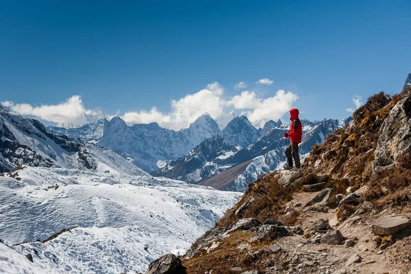 Trekker Everest saha kampı bir yolda Khumbu Vadisi'nde — Stok fotoğraf