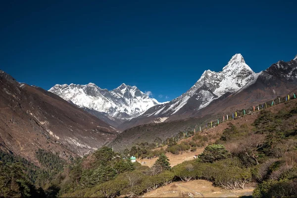 Amadablam peak in Khumbu valley in Nepal, Himalayas — Stock Photo, Image