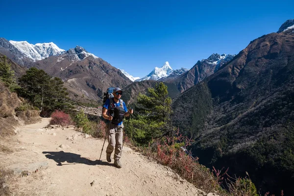 Trekker in lagere Himalaya — Stockfoto