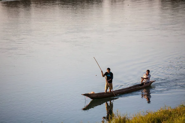 November 17, 2013 - men are fishing on Rapti river at the border — Stock Photo, Image