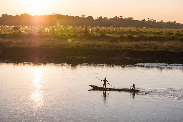 November 17, 2013 - men are fishing on Rapti river at the border — Stock Photo, Image