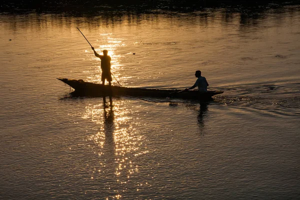 17 листопада 2013 р. - чоловіків риболовля на річці Rapti, на кордоні — стокове фото
