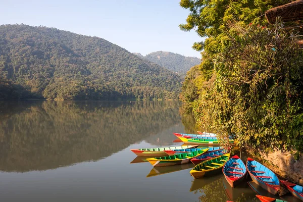 Barcos coloridos em Phewa Lake em Pokhara, Nepal — Fotografia de Stock