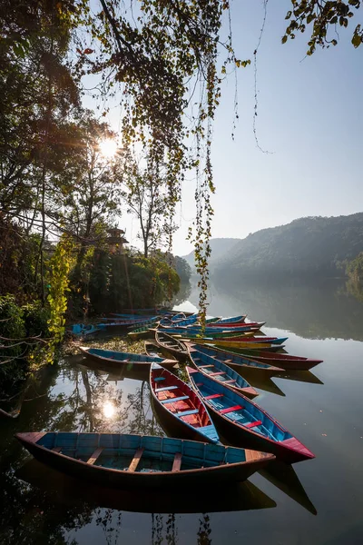 Bunte Boote im Fewa-See in Pokhara, Nepal — Stockfoto