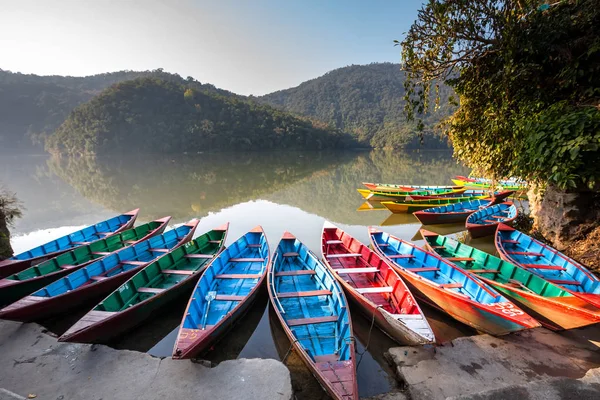 Bunte Boote im Fewa-See in Pokhara, Nepal — Stockfoto