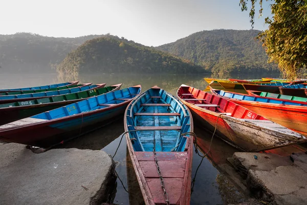 Kleurrijke boten in Phewa meer in Pokhara, Nepal — Stockfoto