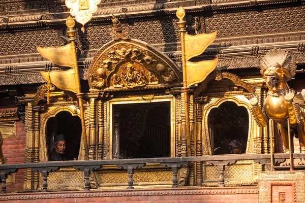 28 ноября 2013 г. Человек смотрит из окна одного из храмов в — стоковое фото