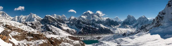 Panorama of the Khumbu valley in Nepal wity Everest and Makalu — Stock Photo, Image