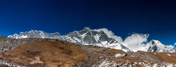 Panorama del valle de Khumbu en Nepal con monte Lhotse —  Fotos de Stock