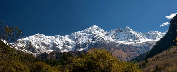 Panoramic view at Manaslu mountain range in Nepal — Stock Photo, Image