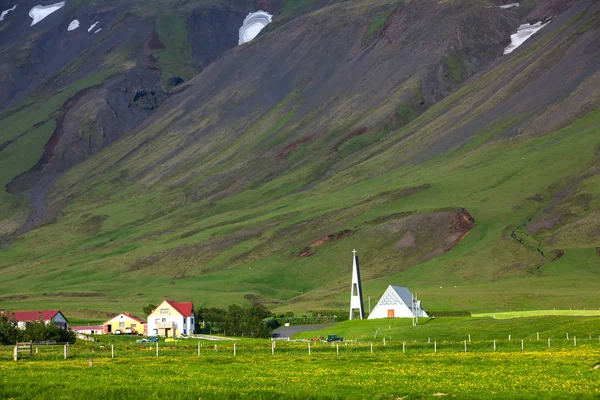 Vista para a paisagem montanhosa na Islândia — Fotografia de Stock